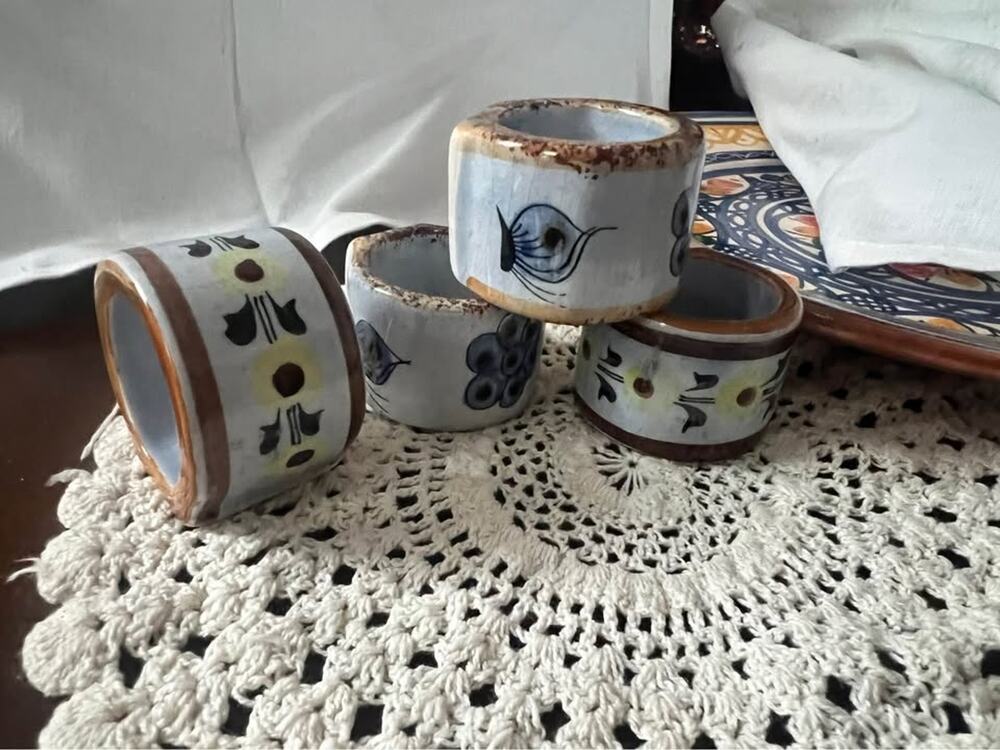 Hand-Painted Mexican Pottery Napkin Rings – Set of 4 – CAT México